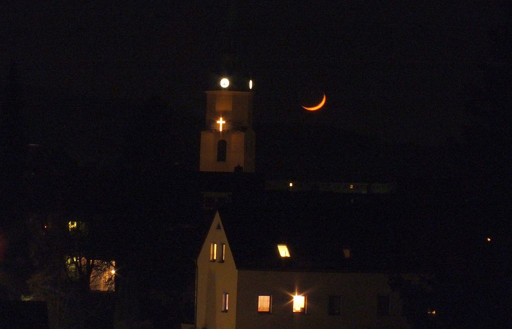 mond_neben_der_kirche.jpg