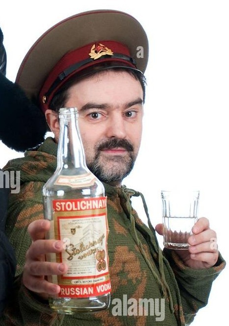 russischer-soldat-der-wodka-trinkt-2by1101_3.jpg
